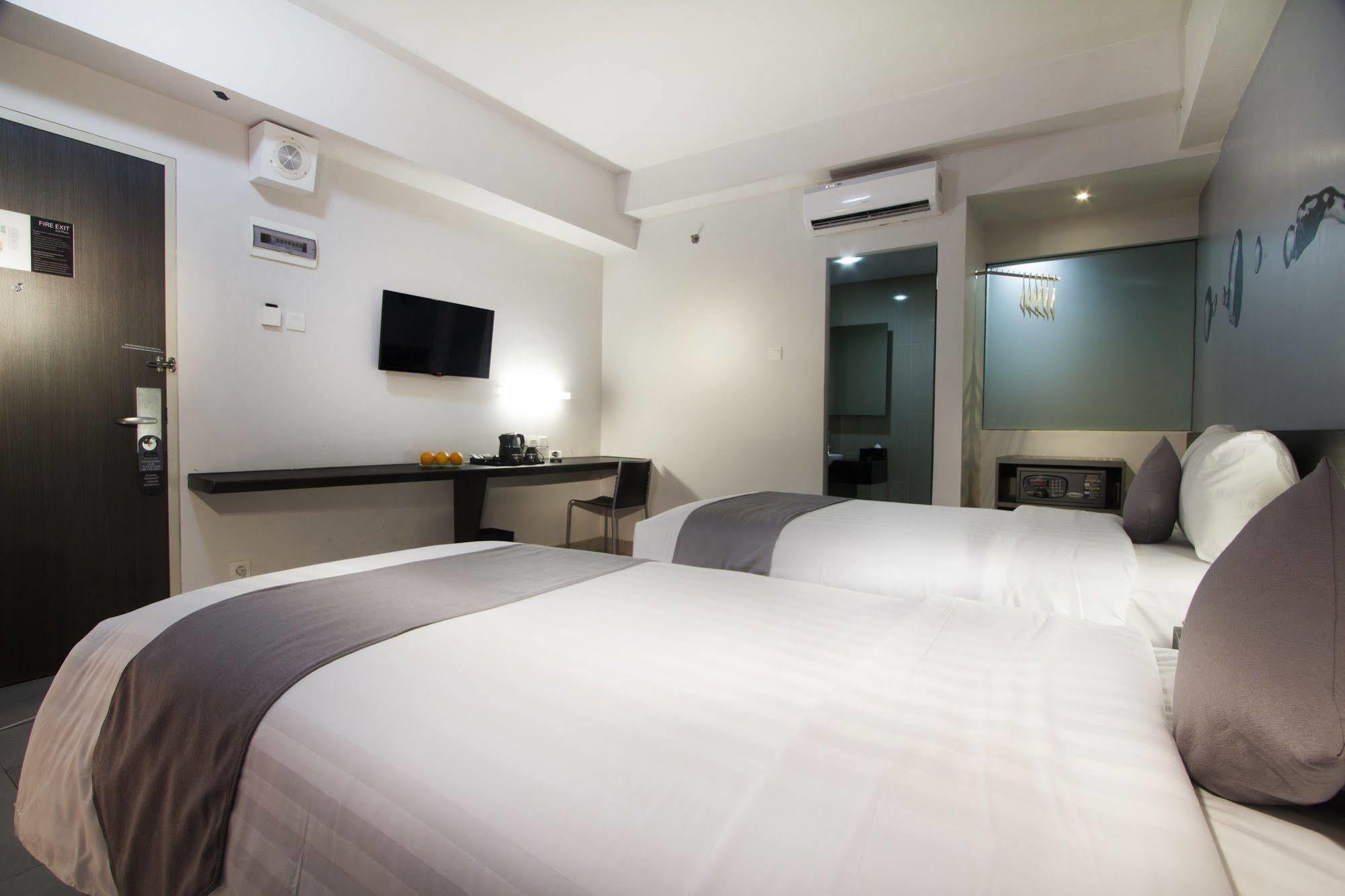 Neo Hotel Tendean Jakarta By Aston Exterior foto